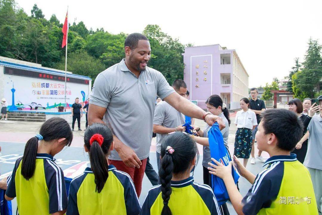 NBA传奇球星罗伯特·霍里来简阳啦！