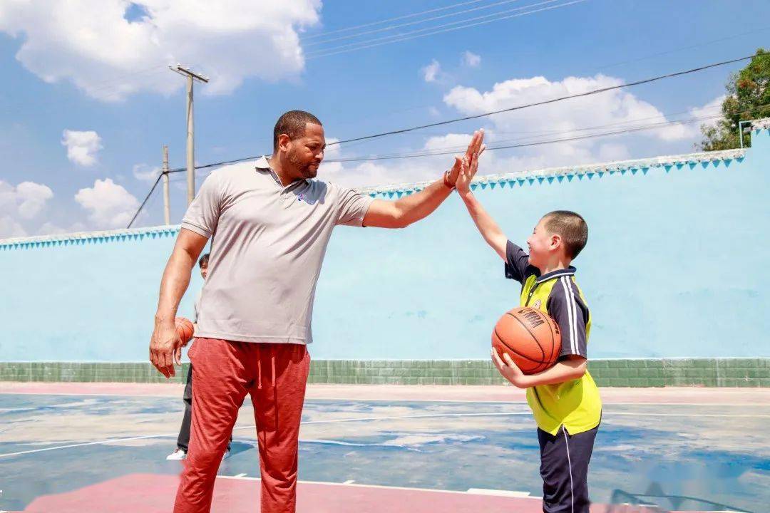 NBA传奇球星罗伯特·霍里来简阳啦！