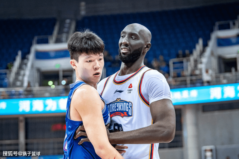 NBA:华丽劈扣+钉板大帽NBA！小约基奇秀懵前NBA中锋 连续两双起点超姚明