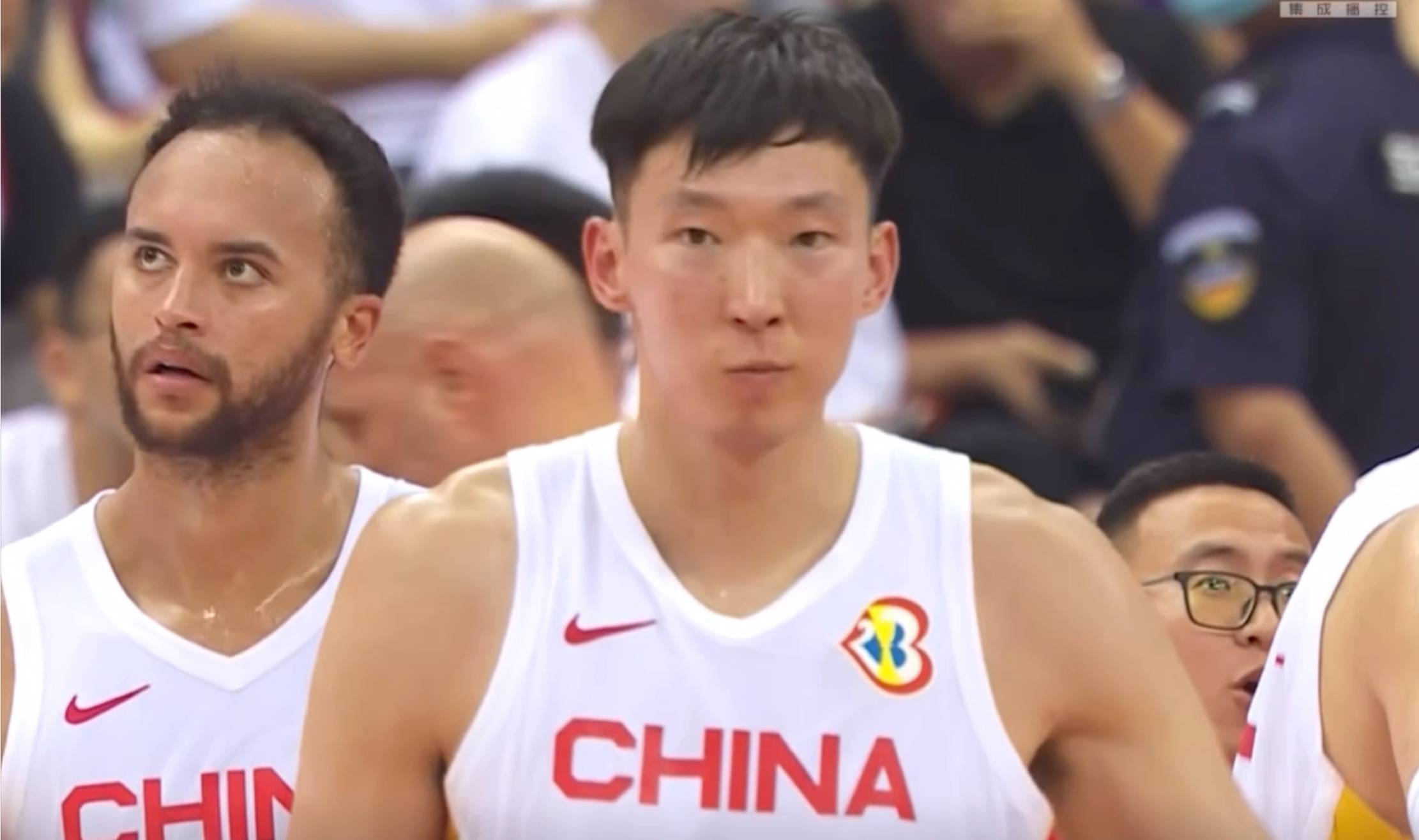 NBA后卫传给NBA锋线，中国男篮怎么防？镜头马上给到姚明和杜锋