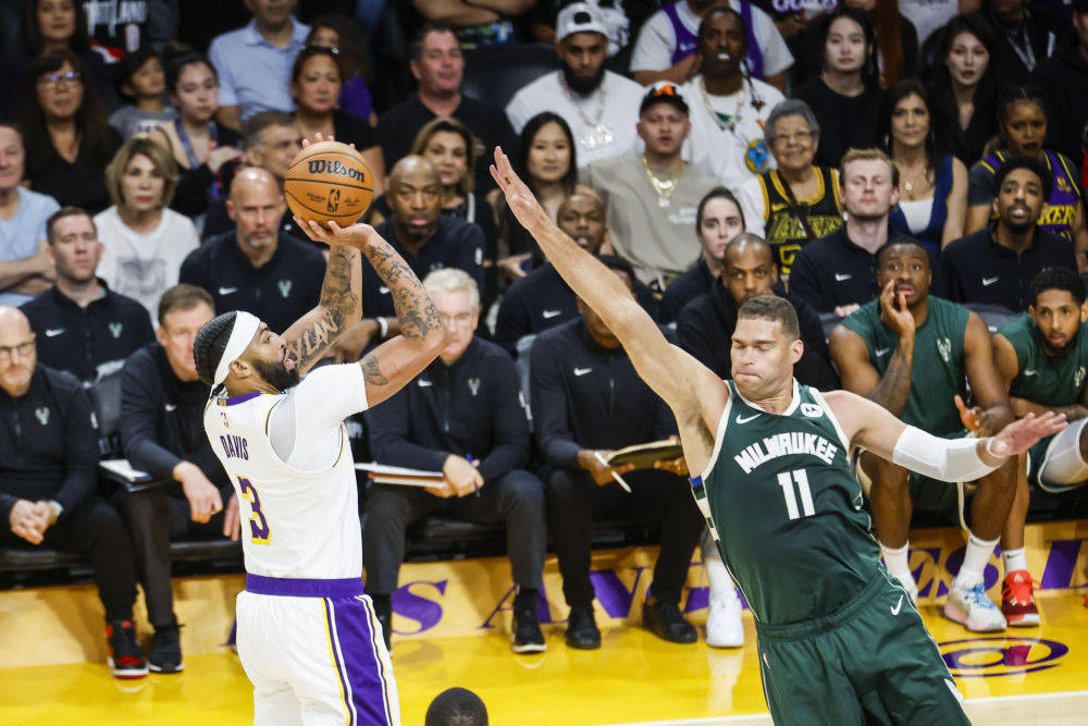 篮球——NBA季前赛：湖人不敌雄鹿