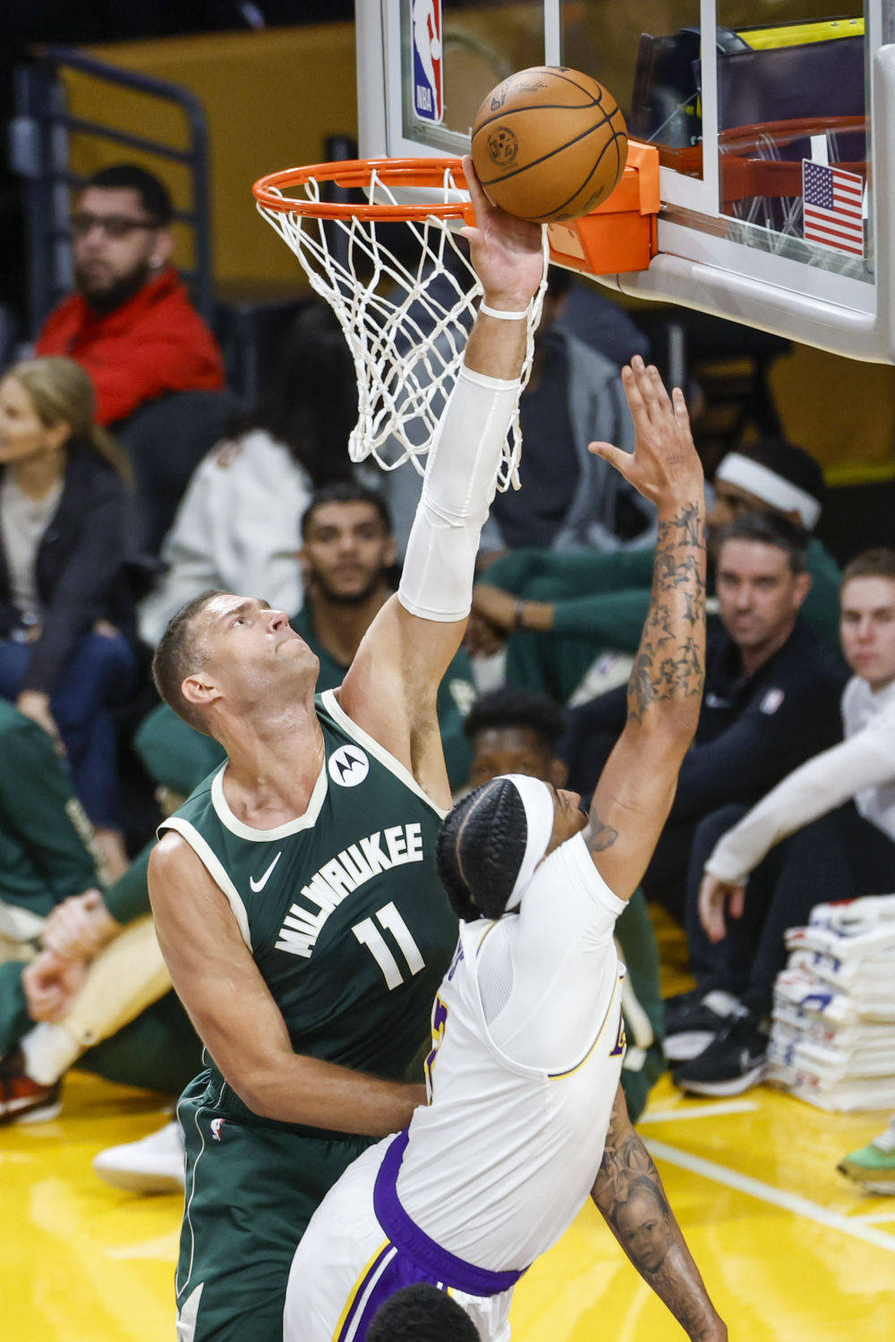 篮球——NBA季前赛：湖人不敌雄鹿