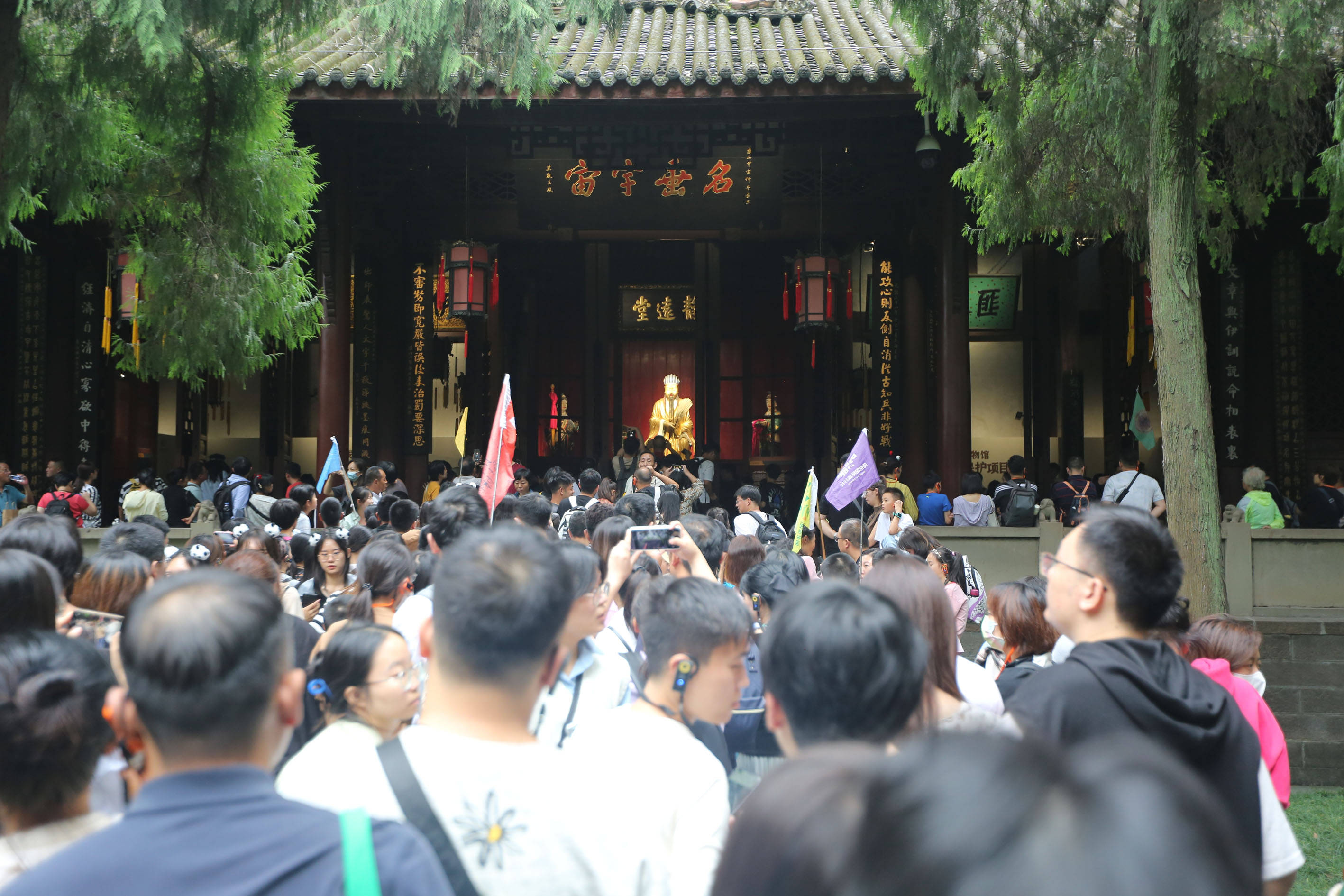 76人:火爆！中秋国庆假期76人，超76万人走进武侯祠