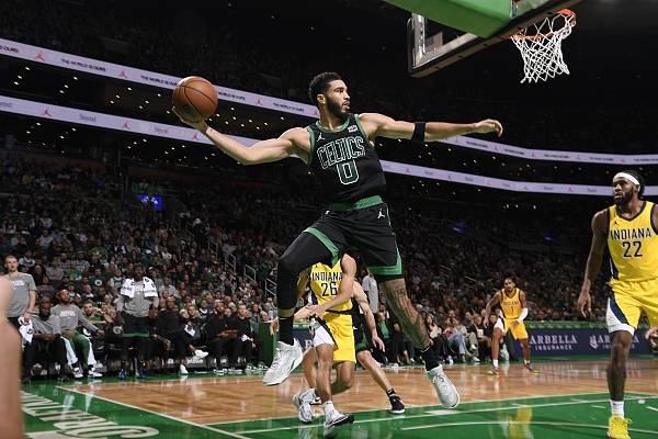 凯尔特人:NBA｜凯尔特人火力全开 八人得分上双 成东部唯一全胜球队