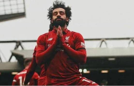 利物浦队:利物浦队的萨拉赫（Mohamed Salah）在门前推射破门