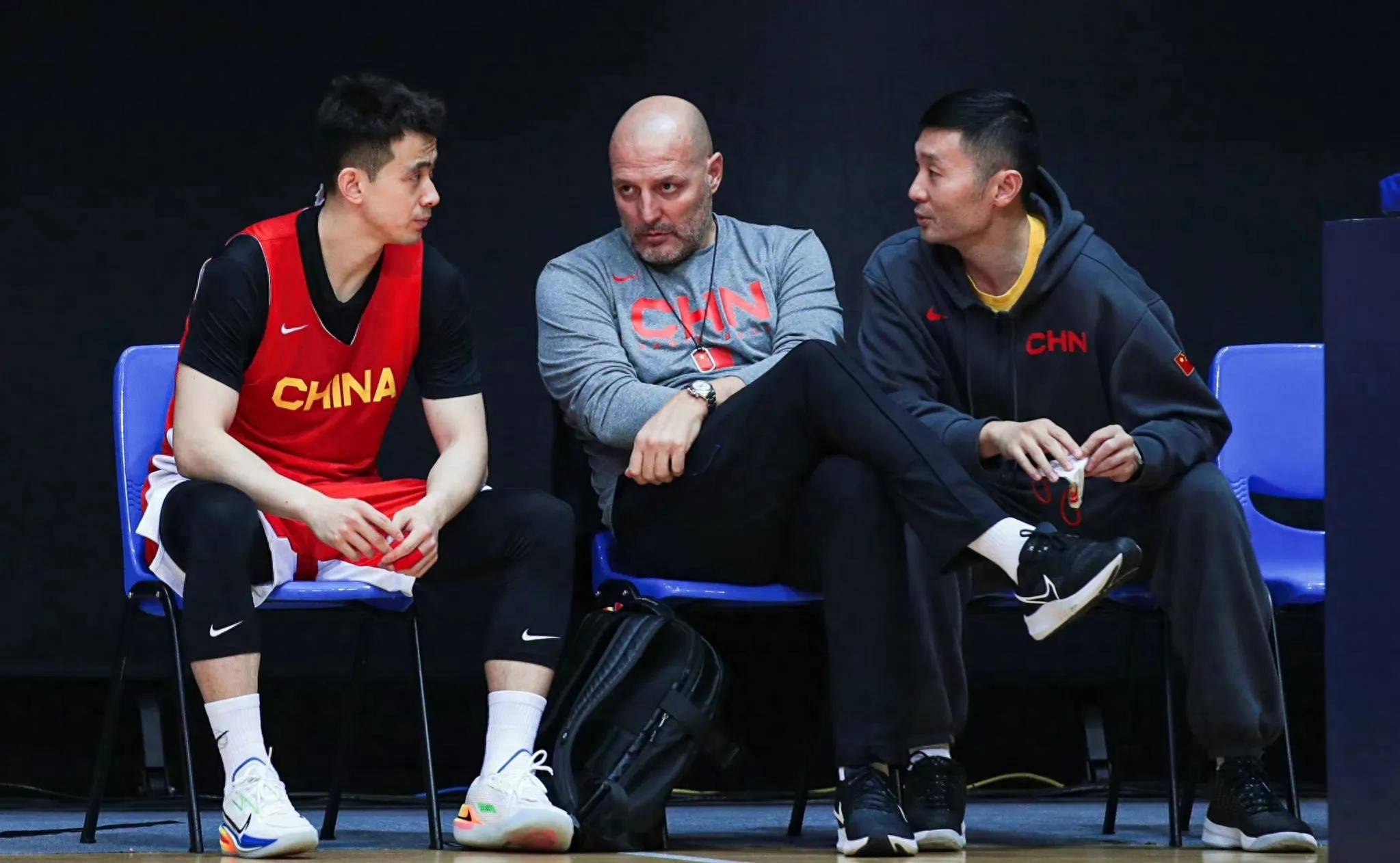 NBA浓眉:中国男篮崛起无望NBA浓眉，浓眉哥运球秒杀CBA所有后卫，刘炜运球只有NBA中锋平均水平