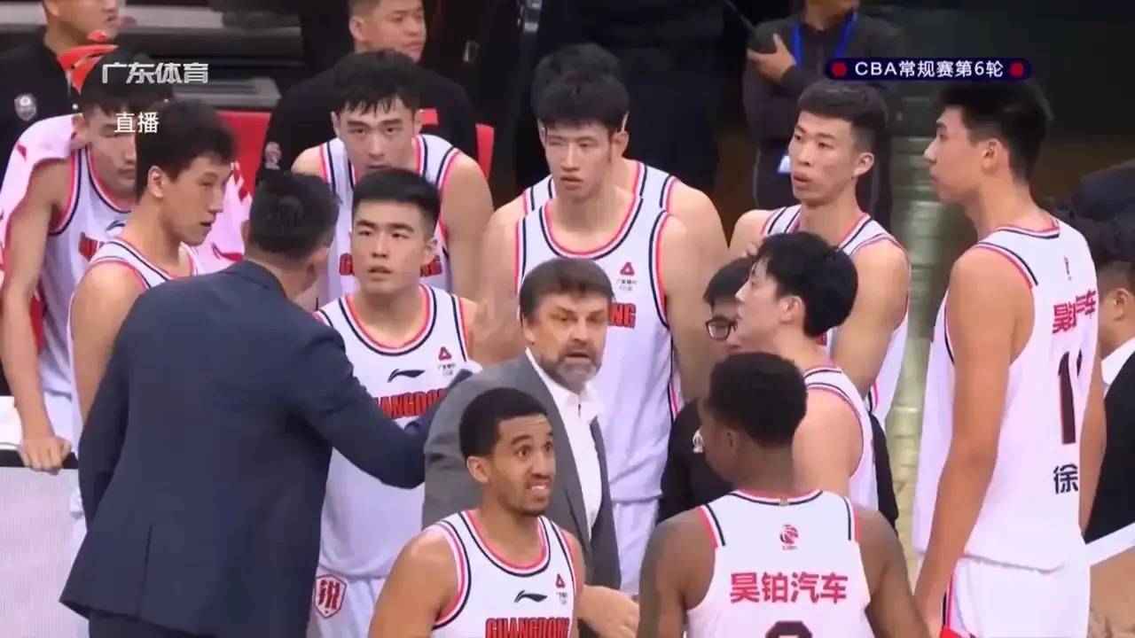 【九球体育】CBA ：杨瀚森大号两双难救主，广东2分险胜青岛，避免三连败