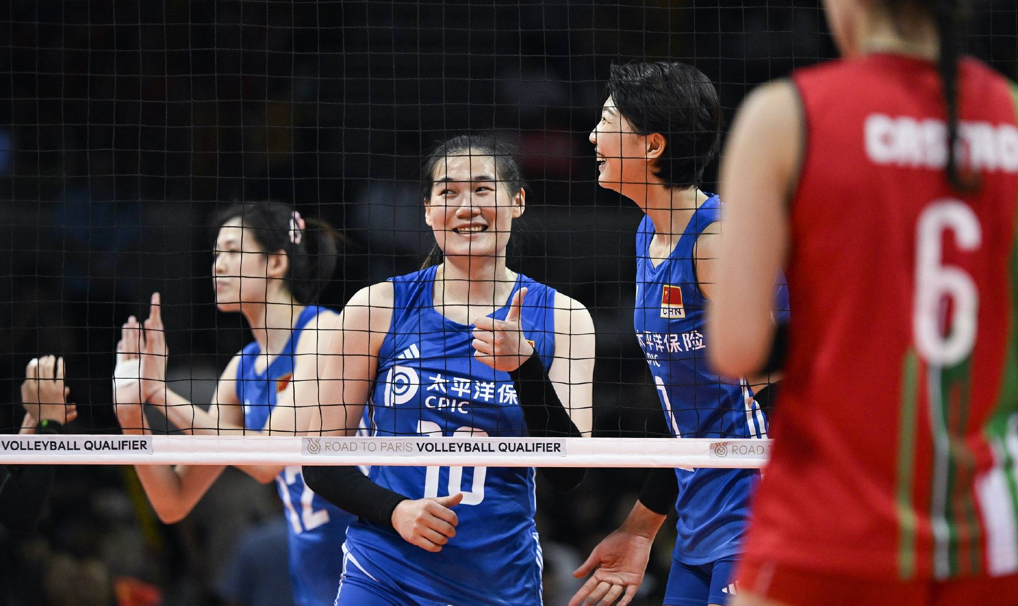 中国女排2连胜利物浦3-0升至第二位，3-0横扫墨西哥队，超越塞尔维亚升至小组第一