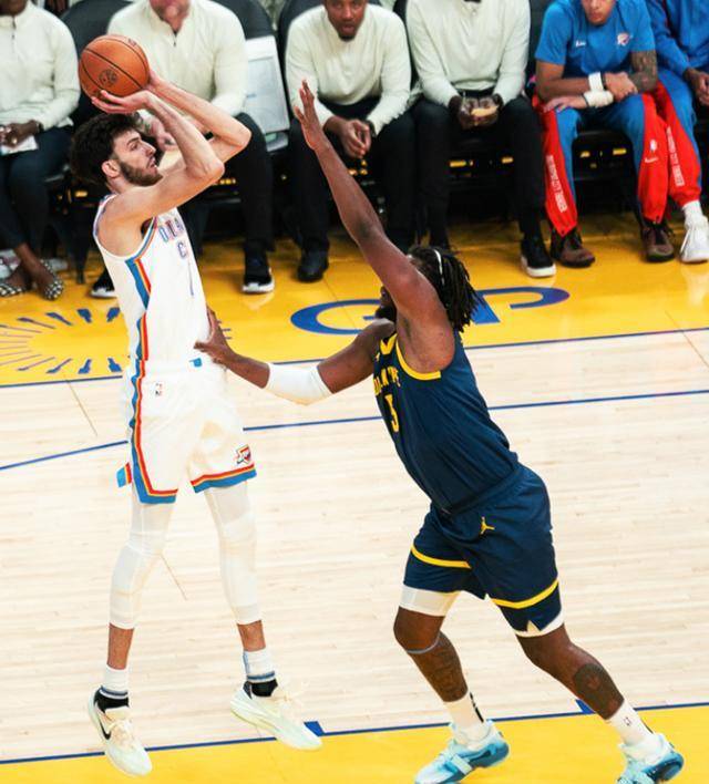 NBA常规赛:霍尔姆格伦36+10生涯夜雷霆送勇士六连败亚历山大40分亚历山大40分库里复出25分。