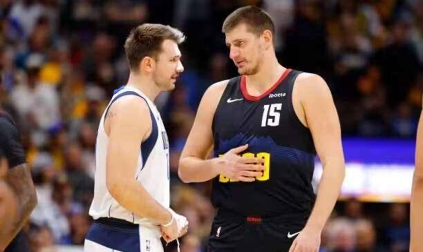 拒绝20分逆转，独行侠赛季第一次失利！Jokic33+14+9，Dancsics34+10+8。