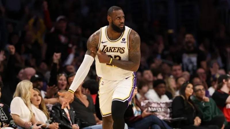 詹姆斯超越贾巴尔::NBA晚报｜詹姆斯超越科比 喜欢和狄龙对位 晒与格林合照