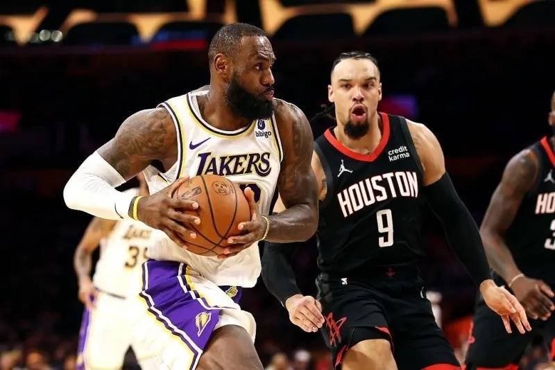 詹姆斯超越贾巴尔::NBA晚报｜詹姆斯超越科比 喜欢和狄龙对位 晒与格林合照