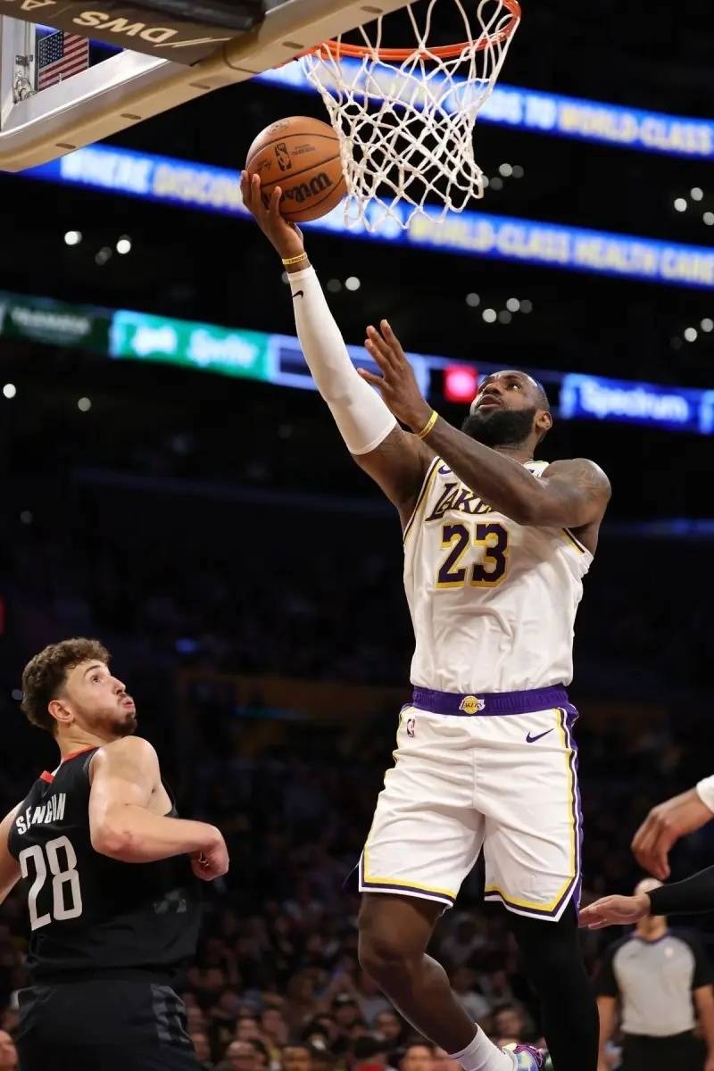 詹姆斯超越贾巴尔::NBA晚报｜詹姆斯超越科比 喜欢和狄龙对位 晒与格林合照