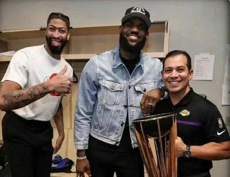 湖人::2年不打NBA！单节17分打崩湖人湖人，610万的他太值了！