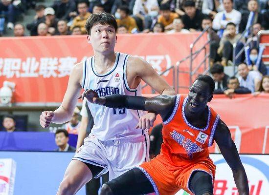 NBA::昔日杨瀚森的陪练NBA，连英语ABC不会读，如今却成为NBA首发中锋