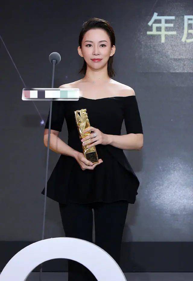 九球::九球天后潘晓婷好任性九球，穿白裙美回18岁，巴掌腰完全不输吉娜？