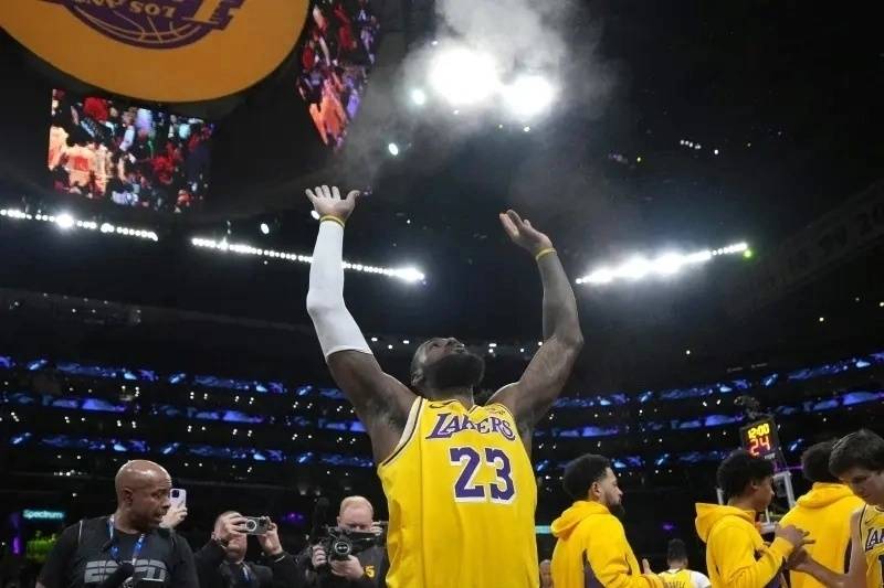 湖人::NBA早报｜勇士目前无法比赛 湖人拒出小里 布朗尼被看好