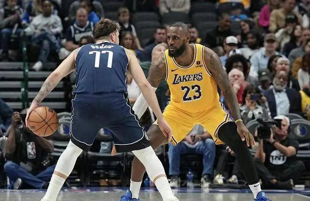 独行侠::NBA独行侠VS湖人：紫金军团阵容豪华独行侠不甘示弱火力全开