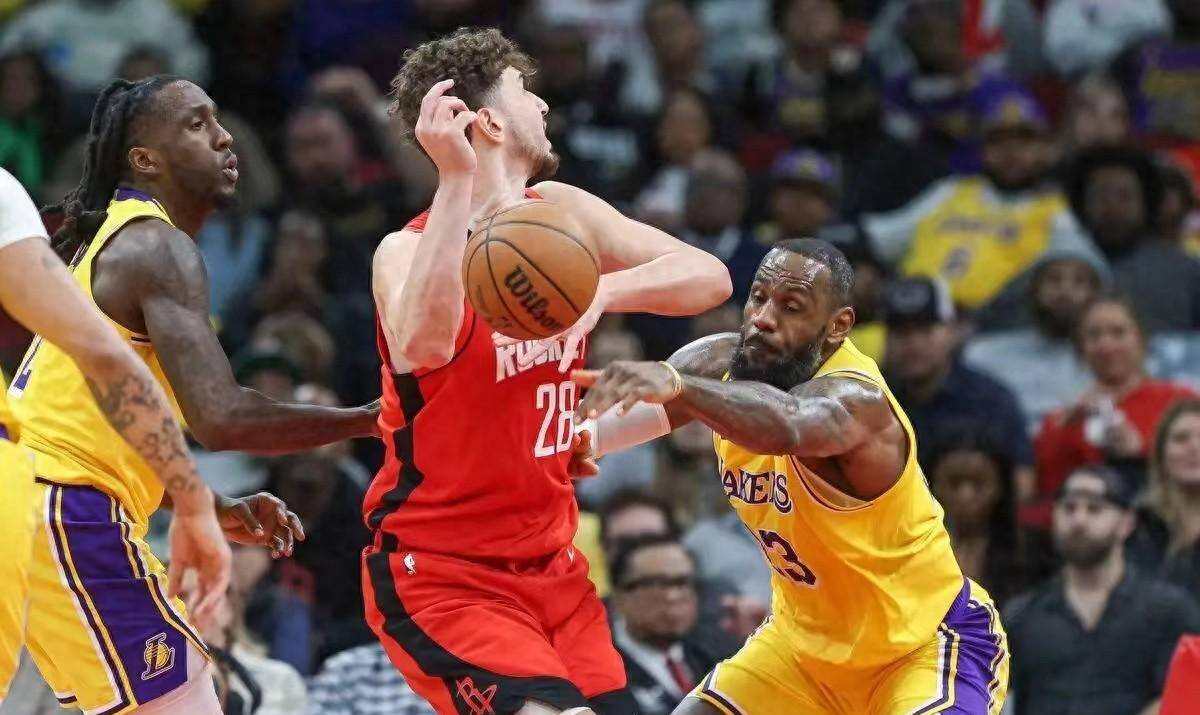 【九球体育】NBA：爱德华兹怒骂裁判，湖人惨败，快船冲二失败，绿军17分逆转