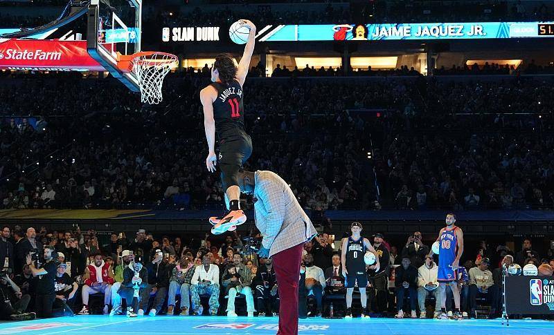 NBA全明星::NBA全明星周末｜麦克朗飞越奥尼尔 扣篮大赛成功卫冕