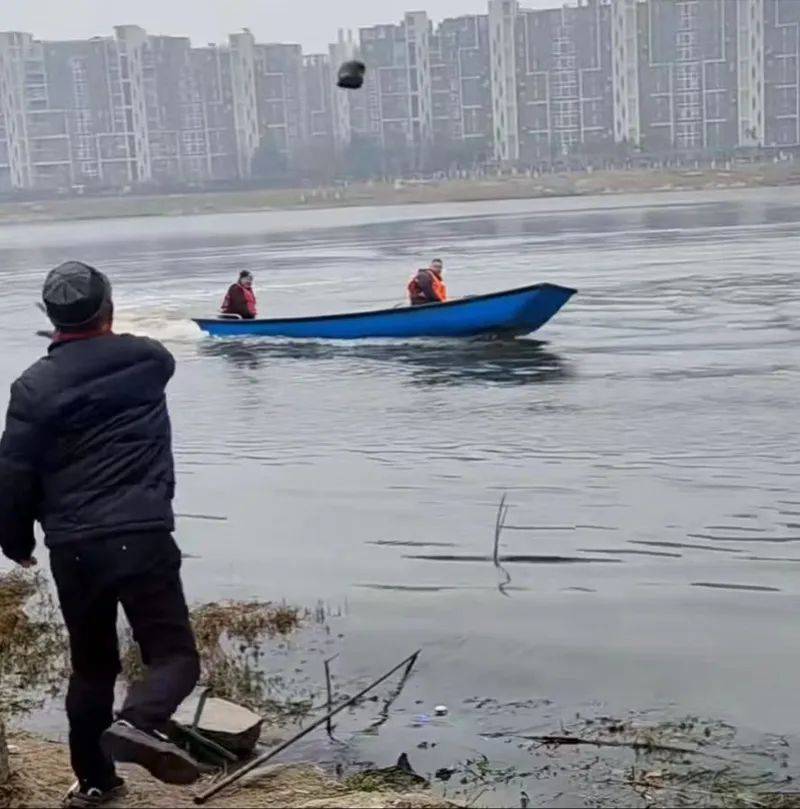 【九球体育】钓鱼被制止，大爷朝巡湖人扔石头！当地回应