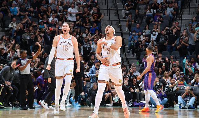 【九球体育】NBA：杜兰特、布克独揽65分，马刺险胜太阳