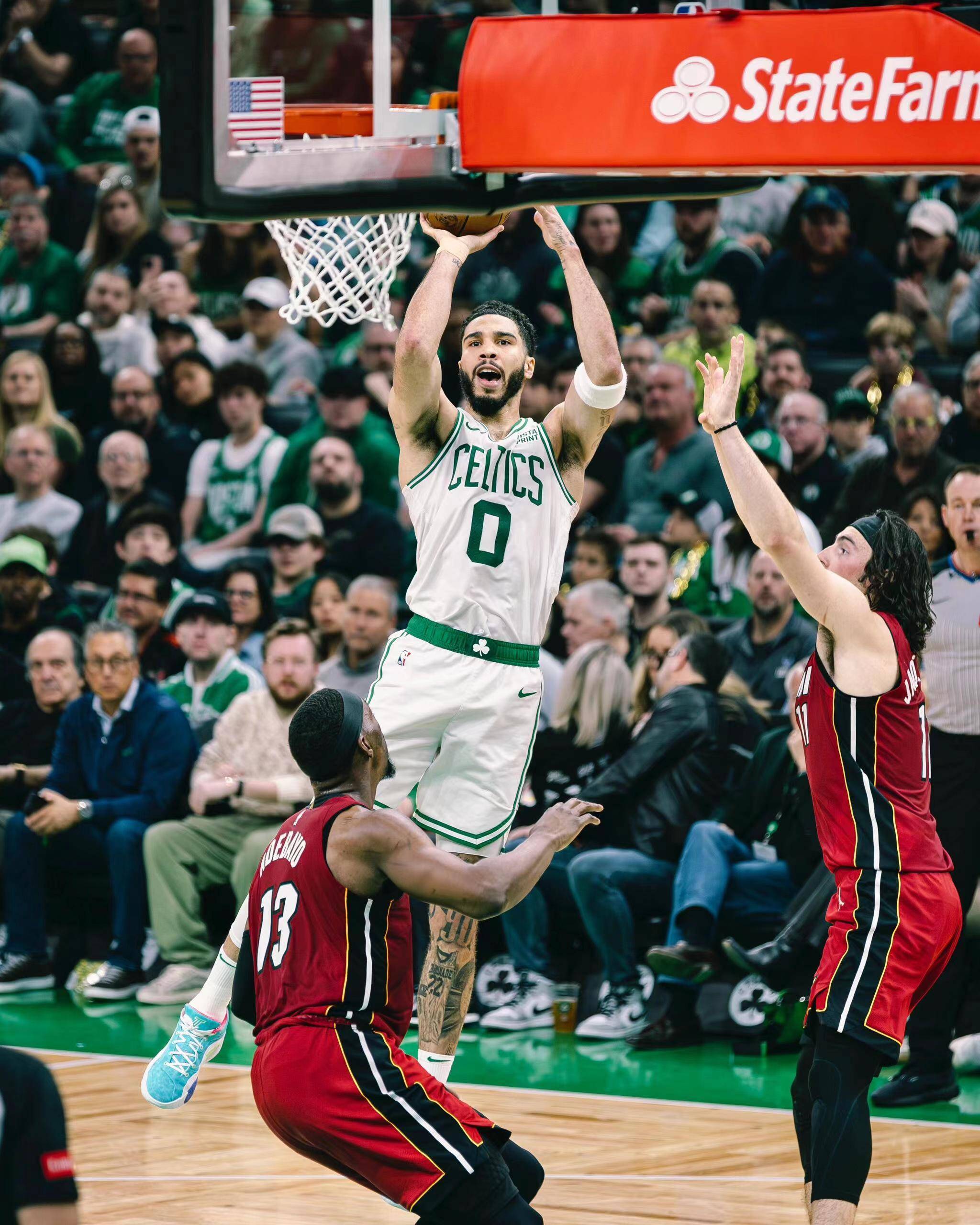 【九球体育】NBA季后赛：凯尔特人大胜热火，巴特勒缺阵热火遭遇挫败！