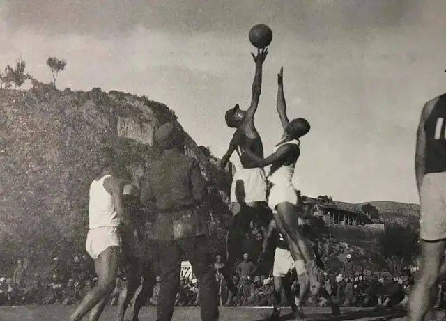 男篮::历史辉煌的八一男篮为什么还会被解散男篮？1949年6月19日军旗公布