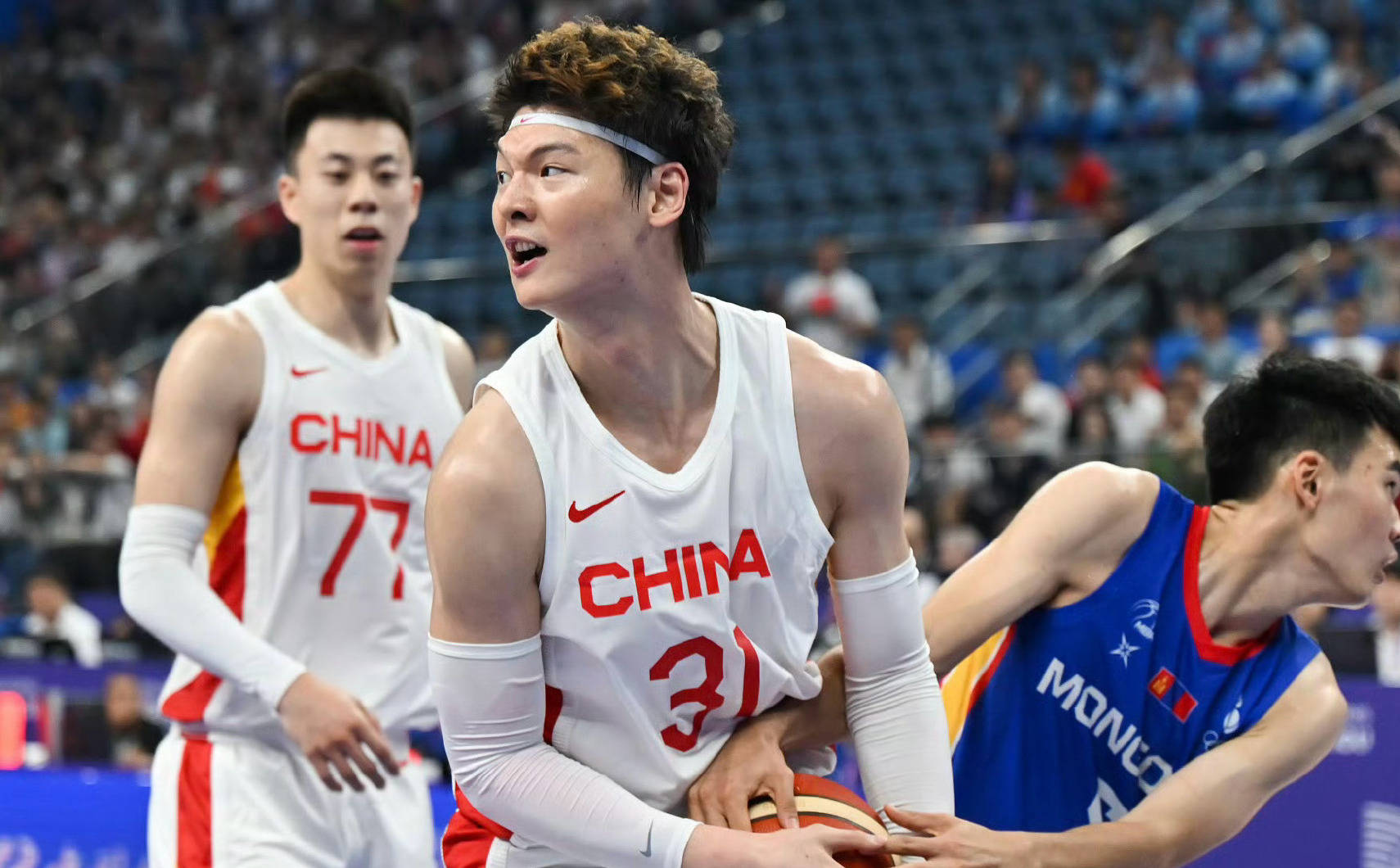 男篮::加强版周琦男篮！男篮“新中锋”打爆法国内线！下一个中国NBA球员？