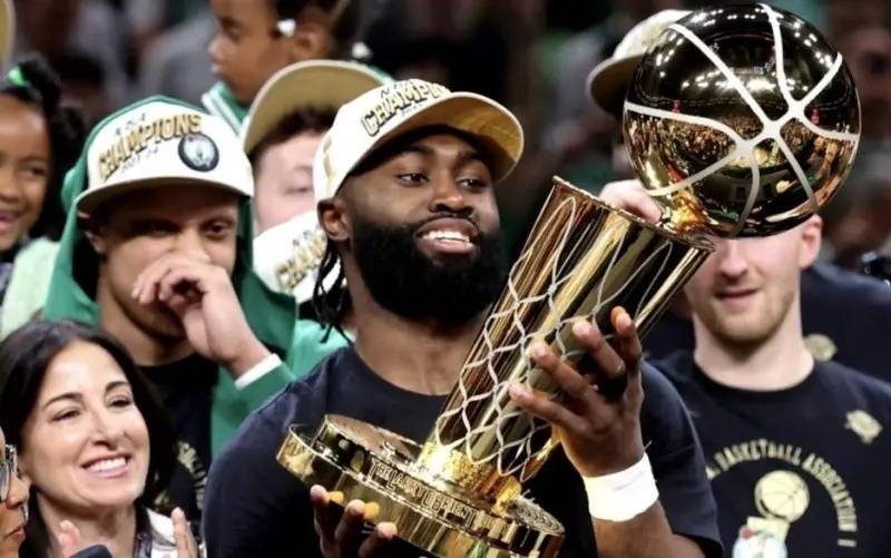 NBA::NBA一夜动态｜湖人有意保罗 勇士瞄准乔治 美媒重排17年选秀