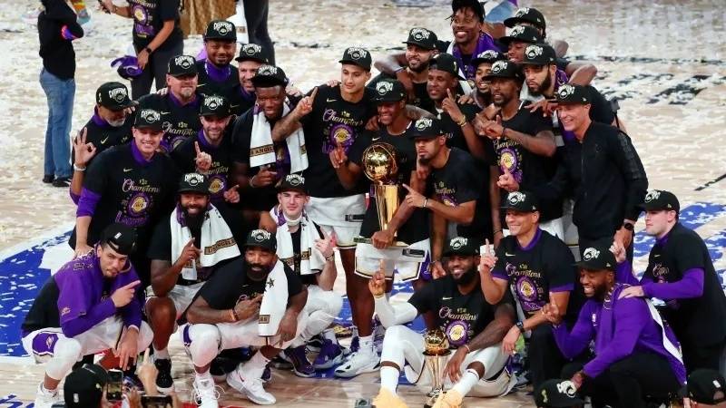 NBA::NBA晚报｜格林评冠军勇士垫底 哈登新合同预估 4亿组合秀恩爱