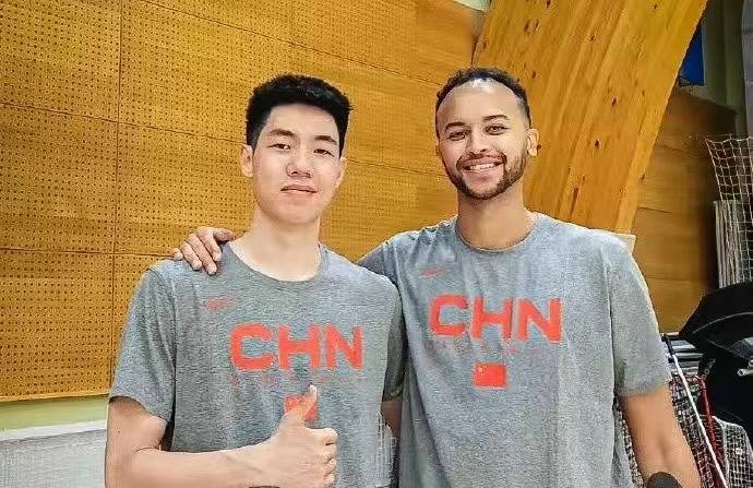 男篮::早8:00！中国男篮决战NBA马刺男篮，李凯尔助阵，杨瀚森领衔首发五虎