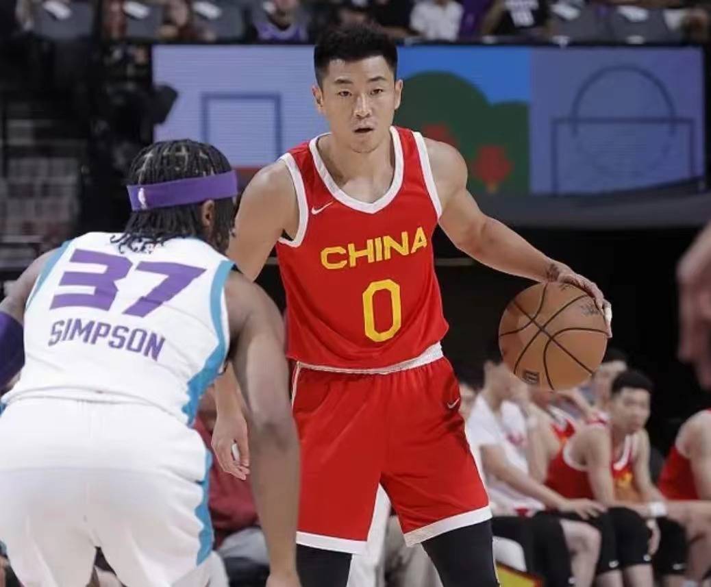 男篮::早8:00！中国男篮决战NBA马刺男篮，李凯尔助阵，杨瀚森领衔首发五虎