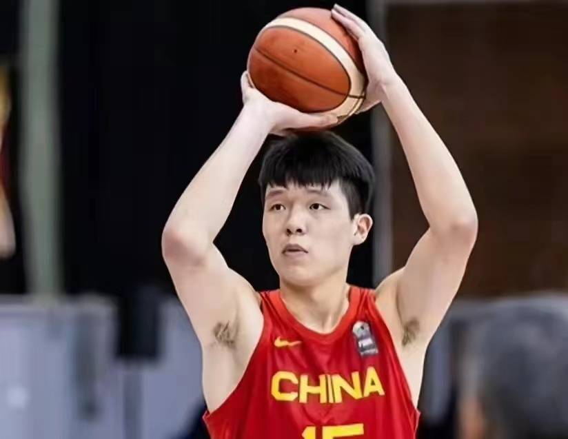 男篮::早8:00！中国男篮决战NBA马刺男篮，李凯尔助阵，杨瀚森领衔首发五虎