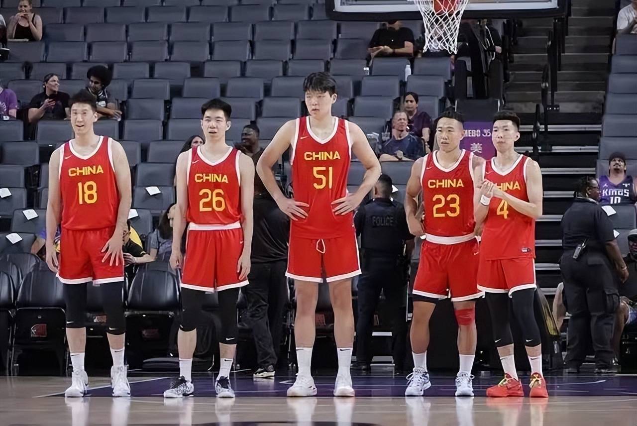 男篮::早8:00！中国男篮决战NBA马刺男篮，李凯尔助阵，杨瀚森领衔首发五虎