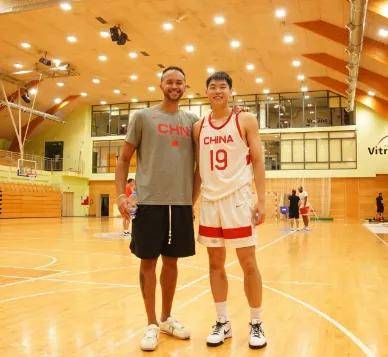 男篮::确认了男篮！李凯尔正式会合中国男篮！NBA夏季联赛最后一战……