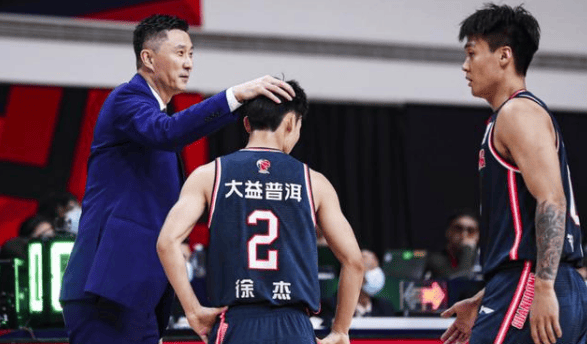 男篮::广东男篮喜从天降！胡明轩徐杰转战豪门男篮，年轻内线又被NBA看中