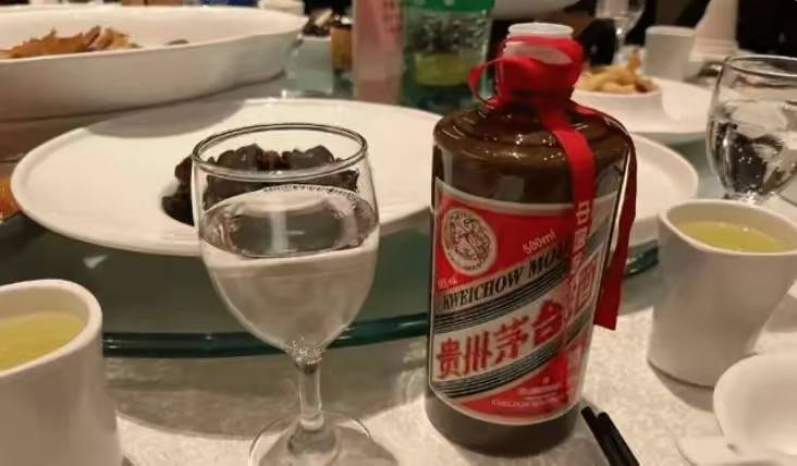 男篮::辽篮宴请上海男篮！喝茅台酒太奢侈男篮，李秋平霸气抽烟，美女抢镜