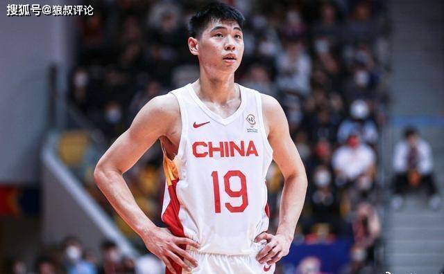 NBA::崔永熙重返美国追梦NBA：飞往男篮集结地请假获批当晚离开