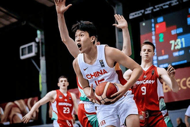 CBA::悲哀！U18国青可硬刚美国25届第一高中生CBA，为什么成年后只能混CBA？