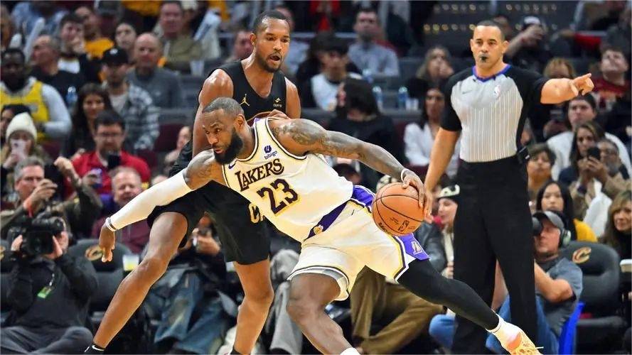 骑士队::NBA数据对决：火箭队申京VS骑士队莫布利骑士队，数据背后的实力较量