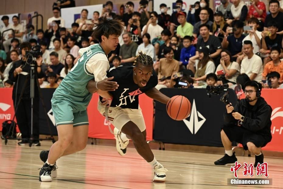 NBA::NBA球星吉米·巴特勒中国行香港首站 与青年同场竞技