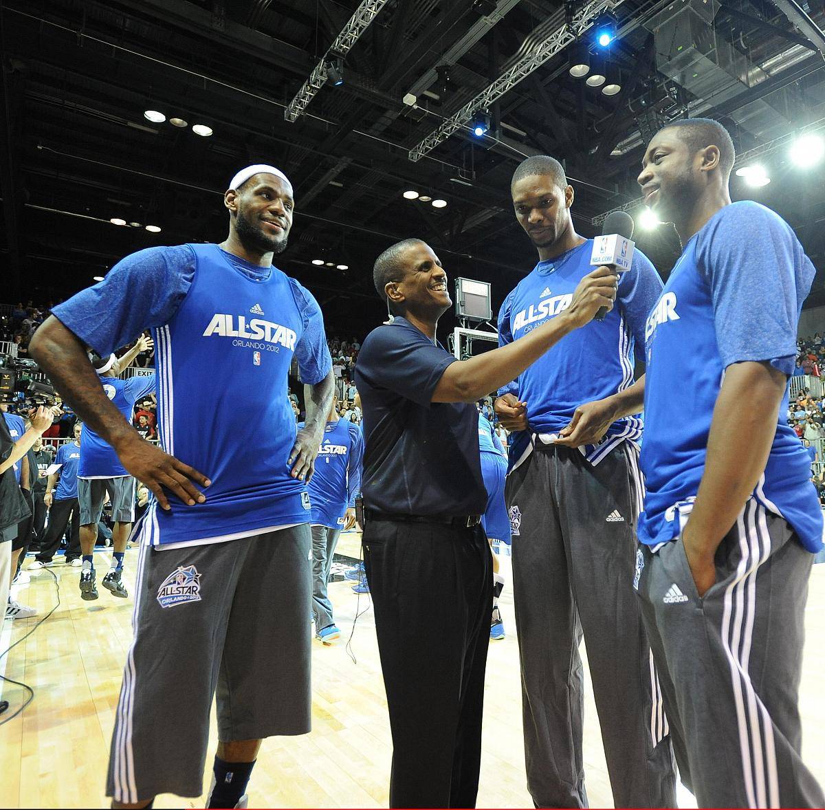 【九球体育】NBA爆笑日常：格林对阵考辛斯，当咆哮帝遇上大嘴巴，笑料不断！