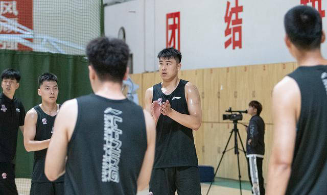 CBA::CBA休赛期动向：山东二将转投青岛CBA，山西签下2米09高塔，贾昊加盟广州