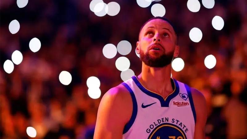 NBA::NBA早报｜库里跨入5亿俱乐部 詹姆斯追梦畅饮 贝弗利争议言论