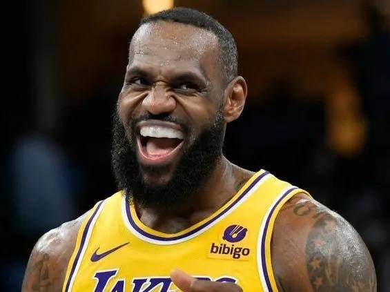 NBA::NBA早报｜库里跨入5亿俱乐部 詹姆斯追梦畅饮 贝弗利争议言论