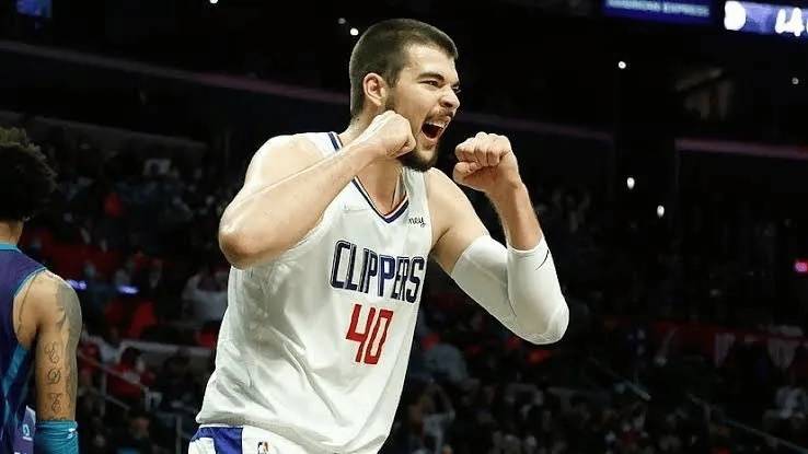 NBA::NBA早报｜湖人开局被看衰 马龙和管理层不合 戈贝尔回怼奥胖