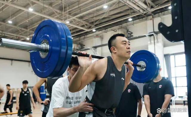 男篮::体测结束男篮，男篮全员回沈阳过中秋！杨鸣与全队经济舱，明显发福了