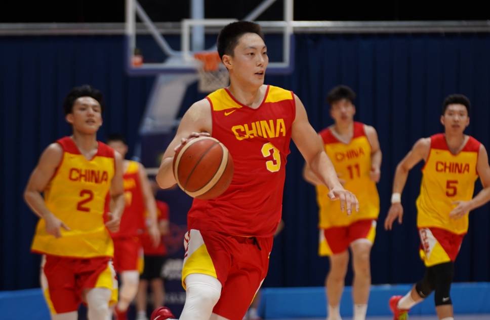 男篮::CCTV5直播！中国男篮对阵欧洲劲旅男篮，周琦对位2米17悍将，胡明轩挑后场大梁